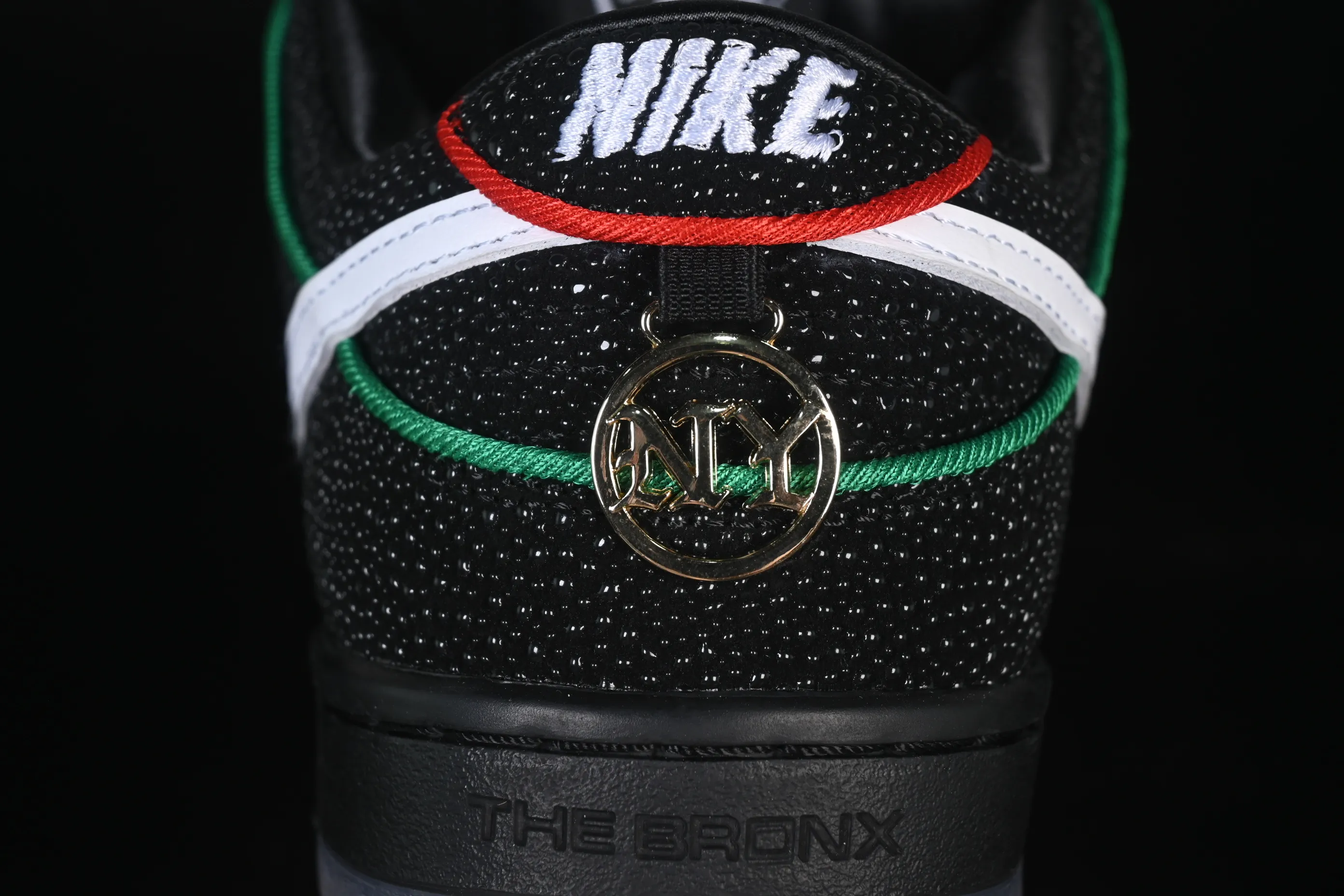 All categories Nk SB Dunk Series Nk SB Dunk Low low-top sneakers Bronx Girls Skate x Nike SB Dunk Low joint model low-top casual skateboard shoes HV1664-001